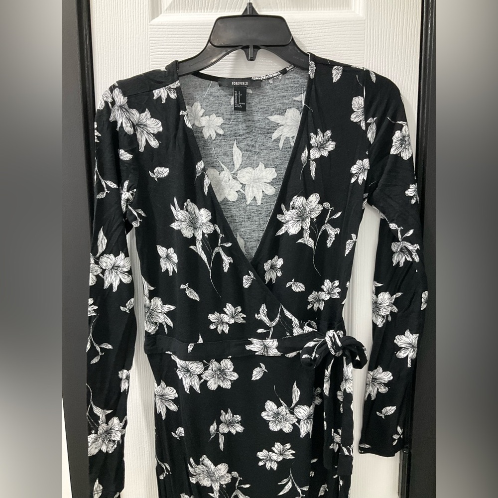 Women’s Forever 21 Black Floral Wrap Dress Size Small